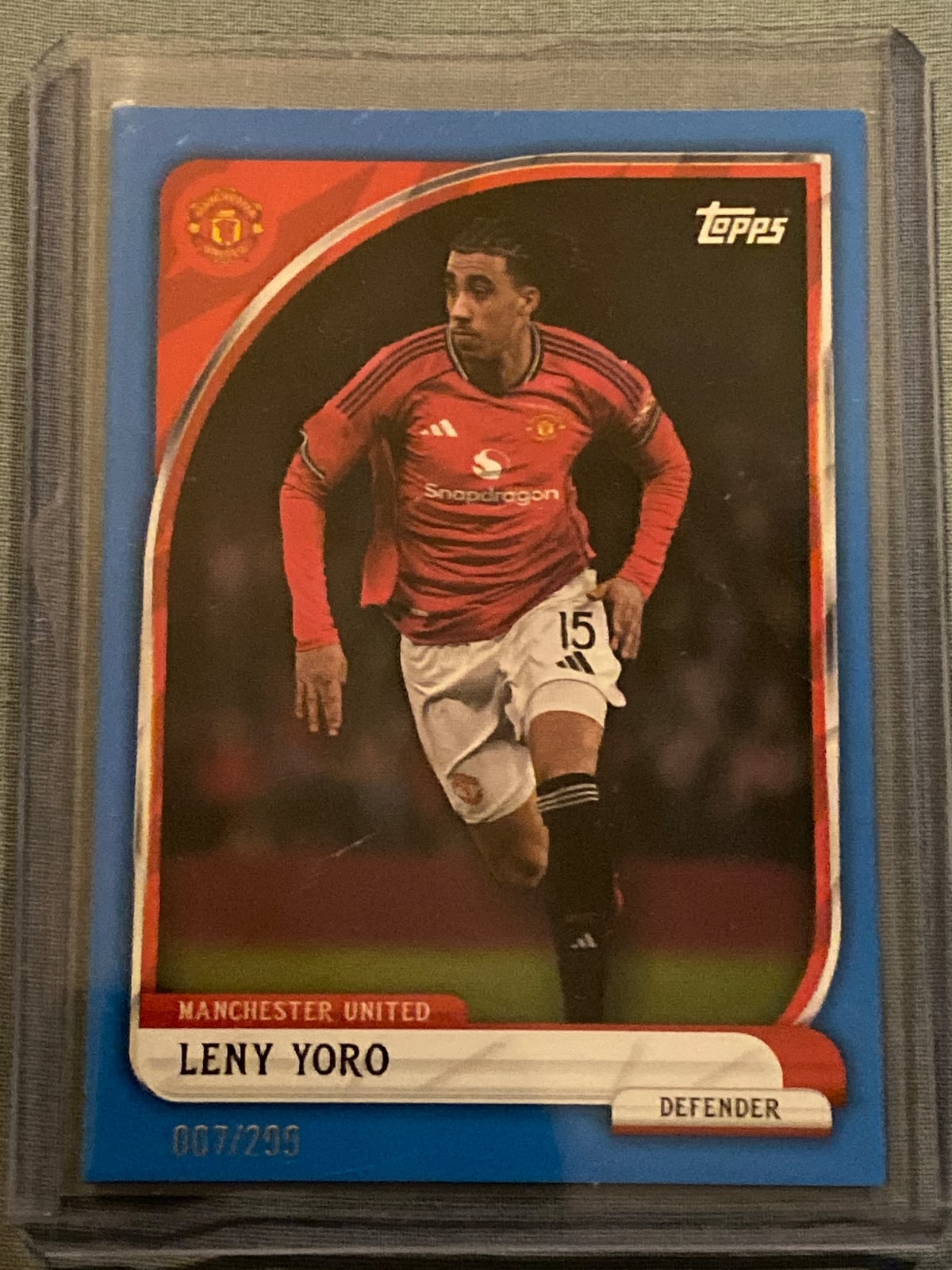 Leny Yoro – Vorderseite